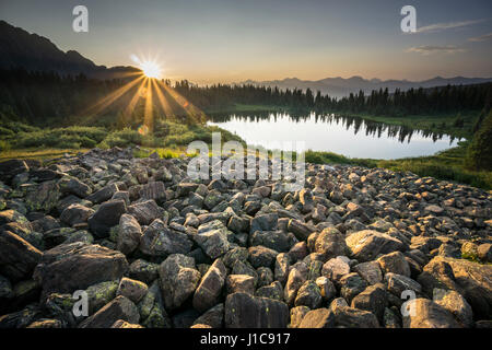 Geröllfeld und Kratersee, West Nadel Bergen, Colorado. Stockfoto