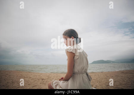 Kaukasische Frauen tragen Kleid am Strand Stockfoto