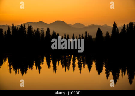 Sonnenuntergang und Reflexion über Crater Lake, West Nadel Bergen, Colorado. Stockfoto