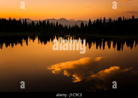 Sonnenuntergang und Reflexion über Crater Lake, West Nadel Bergen, Colorado. Stockfoto