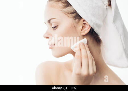 Kaukasische Frau Reinigung Kinn mit pad Stockfoto