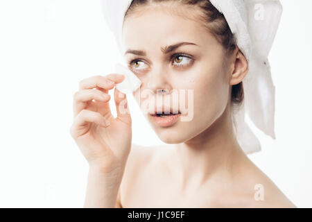 Kaukasische Frau Reinigung Auge mit pad Stockfoto