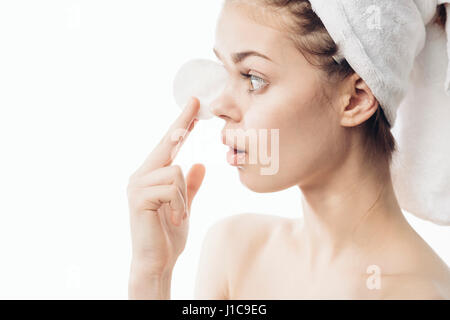 Überrascht kaukasischen Frau Reinigung der Haut mit pad Stockfoto