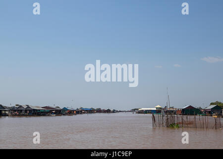 146/5000 das schwimmende Dorf Prek Toal am Fluss Sangke nahe der Mündung der größte See in Südostasien, See Tonle Sap Stockfoto