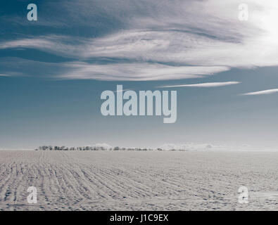 Wolken über ferne Winterlandschaft Stockfoto