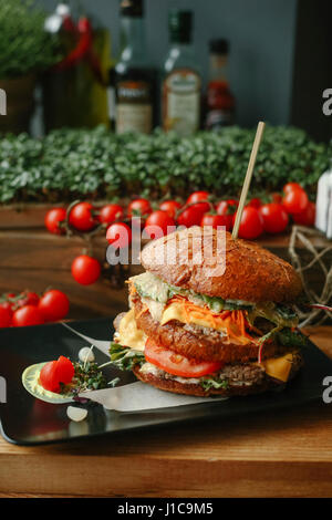 Gourmet-Cheeseburger auf Platte Stockfoto