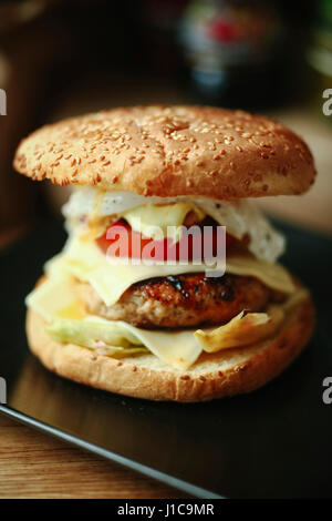 Gourmet-Cheeseburger auf Platte Stockfoto