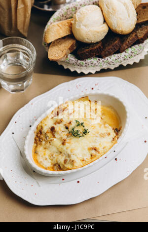 Gebackene Lasagne und Brot Stockfoto