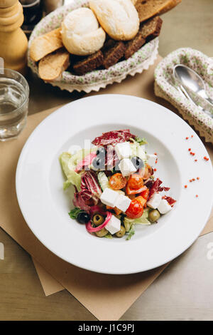 Frischen Salat in Schüssel mit Brot Stockfoto
