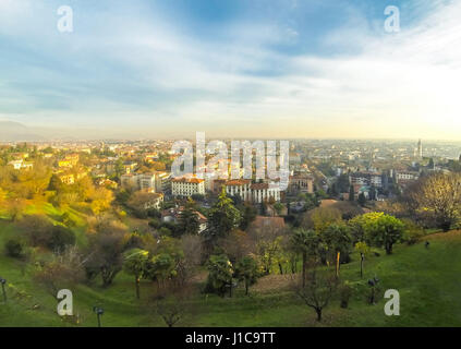 Panorama der Stadt Bergamo, Lombardei, Italien. Blick vom Hügel von San Vigilio in Bergamo Altstadt (Citta Alta) Stockfoto