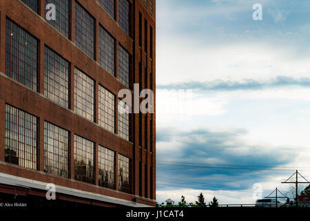 Wolken reflektieren ein Backsteingebäude Stockfoto