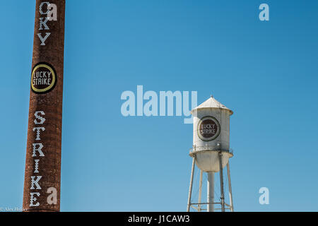 Lucky Strike Schornstein und Wasserturm Stockfoto