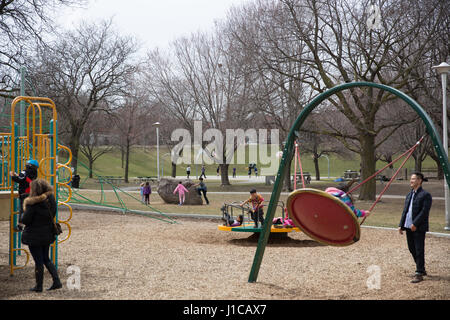 Familien und Kinder auf einen schönen warmen Tag in Christie gruben Park in Toronto, Kanada Stockfoto