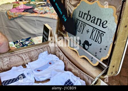 Urbane Baby und Kinder Kleidung in der Agrar-Charleston-Charleston, South Carolina Markt Stockfoto