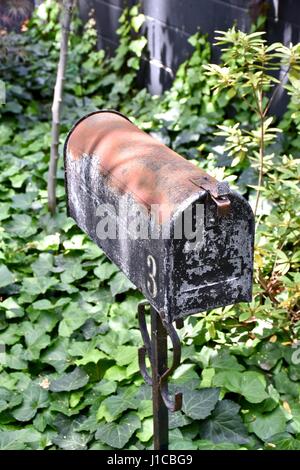 Alte rostige Postfach in verwilderten verlassenen Gegend Stockfoto