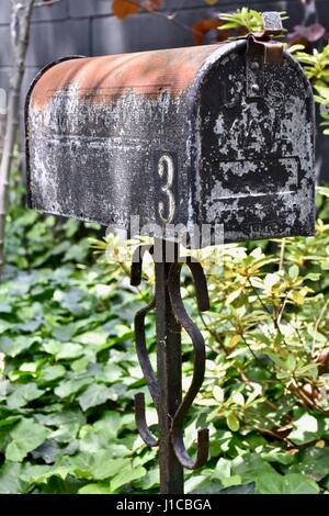 Alte rostige Postfach in verwilderten verlassenen Gegend Stockfoto