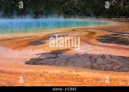 Mineralische Ablagerungen, Grand Bildobjekte Frühling, Midway Geyser Basin, Yellowstone-Nationalpark, Wyoming, USA Stockfoto