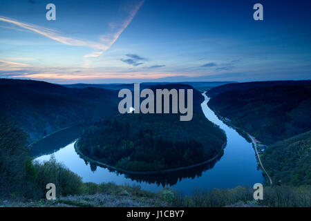 Großen Saar-Schleife in der Dämmerung, in der Nähe von Mettlach, Saarland, Germany Stockfoto