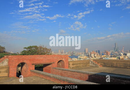 Cihou Fort und Kaohsiung Stadtbild in Kaohsiung Taiwan. Cihou Fort ist eine historische Festung im Cijin Bezirk im Jahre 1720 erbaut. Stockfoto