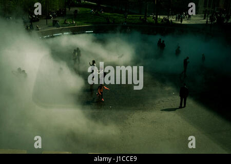 Fujiko Nakaya immersive Nebel Skulptur in der Tate Modern, London Stockfoto