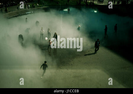 Fujiko Nakaya immersive Nebel Skulptur in der Tate Modern, London Stockfoto