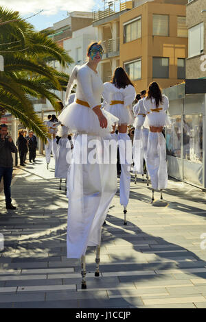 Alcossebre Kinder Straßenkarneval Mädchen auf Stelzen Stockfoto