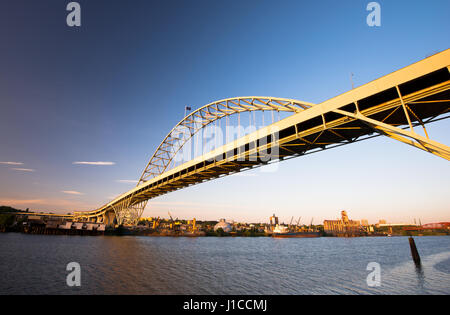 Fremont Bridge mit dem größten Bogen in Amerika Portland Oregon Willamette River. Erbaut wurde die Brücke über den schiffbaren Fluss mit dem port Stockfoto