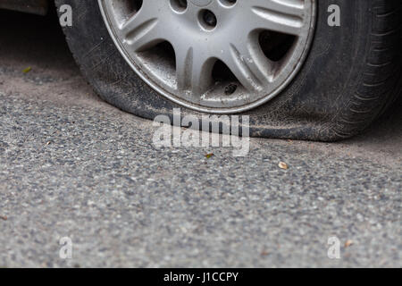 Platter Reifen auf der Straße Stockfoto