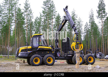 JAMSA, Finnland - 1. September 2016: Unidentified Profi beteiligt sich an der National Forest-Maschine-Operator-Wettbewerb, wo viel Geschick Requ ist Stockfoto