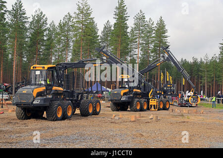 JAMSA, Finnland - 1. September 2016: Zwei unbenannte Profis konkurrieren auf Ponsse Forwarder National Forest Maschine Operator Wettbewerb, o Stockfoto