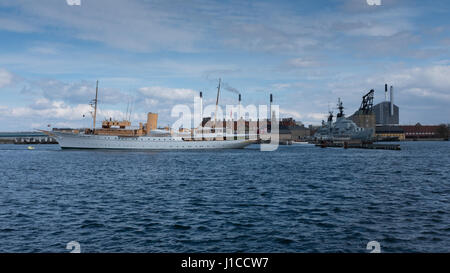 Die königliche Yacht Dannebrog vor Anker im Hafen von Kopenhagen mit dem Abfall, Energie-Anlage, Amager Bakke, im Hintergrund. Stockfoto