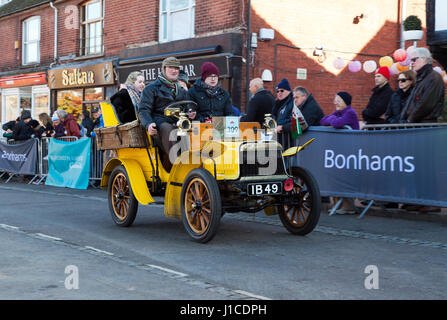 Ein 1904 tanken, angetrieben von Herrn Christopher Thomas, geht durch Crawley High Street, während die 2016 von London nach Brighton Veteran Car Run Stockfoto