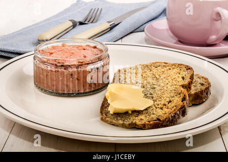 Leberpastete mit irischer Butter und Soda Brot auf einem Teller Stockfoto