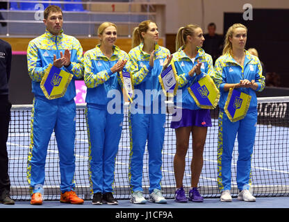 Charkiw, UKRAINE - 11. Februar 2017: Ukraine nationalen Tennis-Team (von R L: Elina SVITOLINA, L.TSURENKO, O.SAVCHUK, L.KICHENOK, Captain M.FILIMA) Stockfoto