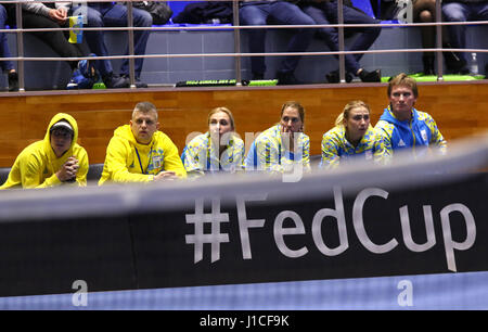 Charkiw, UKRAINE - 11. Februar 2017: Ukraine Tennis Nationalmannschaft (O.SAVCHUK, L.KICHENOK und andere) sehen Sie das BNP Paribas FedCup-Spiel gegen Austral Stockfoto