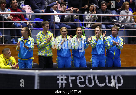 Charkiw, UKRAINE - 11. Februar 2017: Ukraine Tennis Nationalmannschaft (Lesia TSURENKO, O.SAVCHUK, L.KICHENOK und andere) reagieren bei BNP Paribas FedCup-g Stockfoto