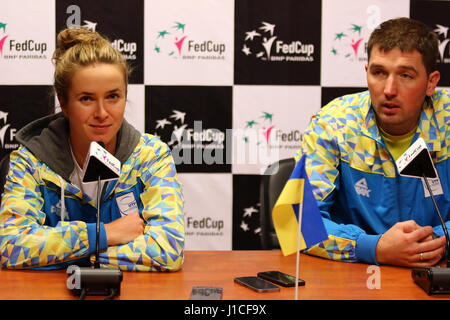 Charkiw, UKRAINE - 11. Februar 2017: Elina SVITOLINA (L) und Kapitän Mikhail FILIMA der Ukraine blicken auf während der Pressekonferenz nach BNP Paribas FedC Stockfoto