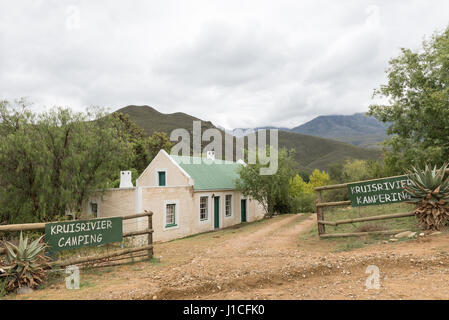 KRUISRIVIER, Südafrika - 24. März 2017: Camping Einrichtungen im Kruisrivier auf der Straße zwischen den Cango Caves und Calitzdorp Stockfoto