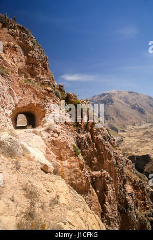 Schmale Bergstraße führt zu einem Aussichtspunkt im Colca Canyon in Peru Stockfoto