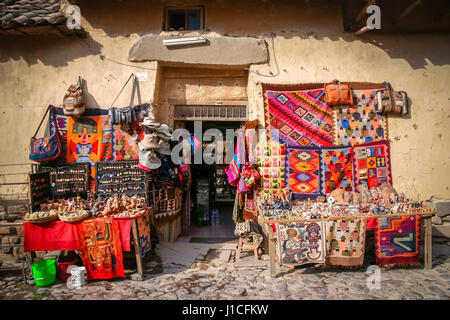 Kleinen Souvenir-Shop in einer Kleinstadt Ollantaytambo in Peru Stockfoto