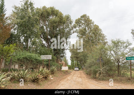 KRUISRIVIER, Südafrika - 24. März 2017: Beginn der Straße zwischen Kruisrivier und Calitzdorp Stockfoto