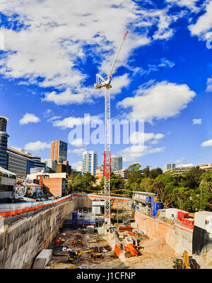 Neue Multi-Storie Haus Baustelle aus tiefen Grube Hochhaus Kran an einem sonnigen Sommertag in Concepción entwickelt belebten Vorort von Sydney. Stockfoto