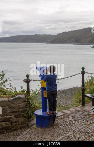 Ein kleiner Junge auf der Suche durch Teleskop, Devon, England Stockfoto