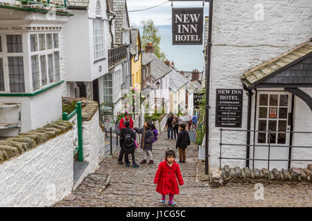 Clovelly, North Devon, England, UK. Besucher und Touristen genießen die steilen und malerische Cottages, kopfsteingepflasterten High Street und von diesem abgelegenen Dorf in Devon Stockfoto