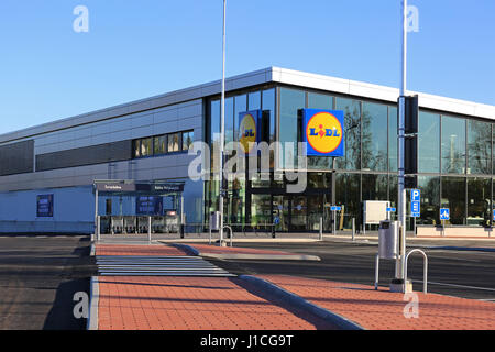 HALIKKO, Finnland - 8. Oktober 2016: Der neue Lidl-Markt in Halikko. Die Rabatt-Supermarktkette Lidl Stiftung & Co. KG hat derzeit 152 Filialen in F Stockfoto