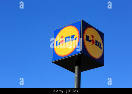 HALIKKO, Finnland - 8. Oktober 2016: Zeichen Lidl gegen blauen Himmel in Halikko, Finnland. Die deutsche global Rabatt Supermarktkette Lidl Stiftung & Co. K Stockfoto