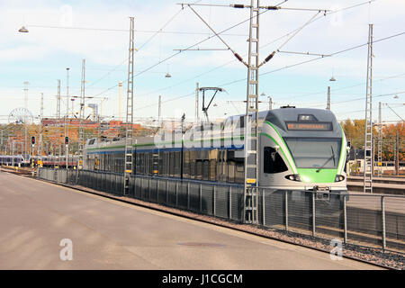 HELSINKI, Finnland - 6. OKTOBER 2016: moderne S-Bahn fährt vom Bahnhof von Helsinki an einem schönen Tag im Herbst. Stockfoto