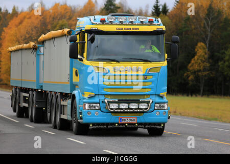 KAARINA, Finnland - 9. Oktober 2016: Individuelle, bunte Scania V8 Kombination Fahrzeug LKW-Herbst unterwegs. Stockfoto