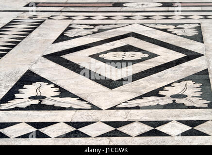 Marmorboden außerhalb der Duomo di Siena. Der Dom von Siena ist heute eines der bedeutendsten Beispiele der gotischen ar Stockfoto