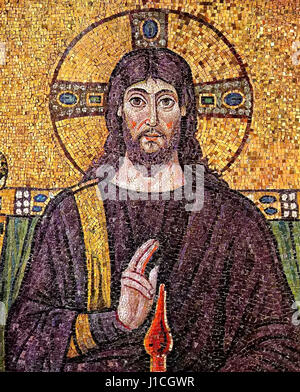 Schließen sich von Christus thront und umgeben von Engeln und Heiligen Mosaik in das 6. Jahrhundert Basilika Sant'Apollinare Nuovo in Ravenna, Italien im 526AD abgeschlossen. Stockfoto